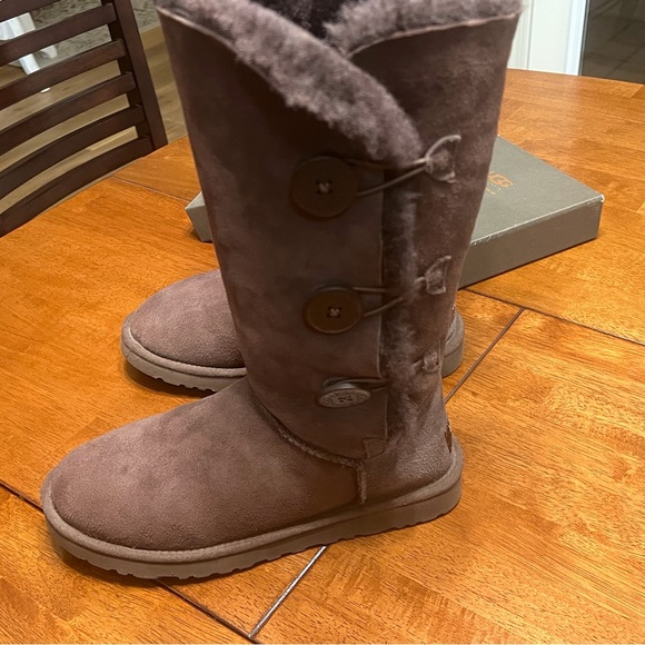 Tall UGG button boots size 8 with cleaning kit - Picture 5 of 14